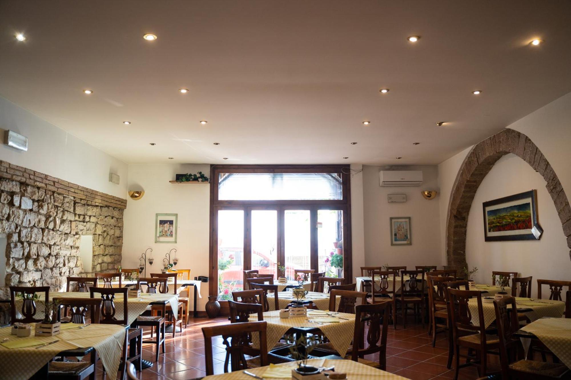 אסיסי Hotel Belvedere מראה חיצוני תמונה